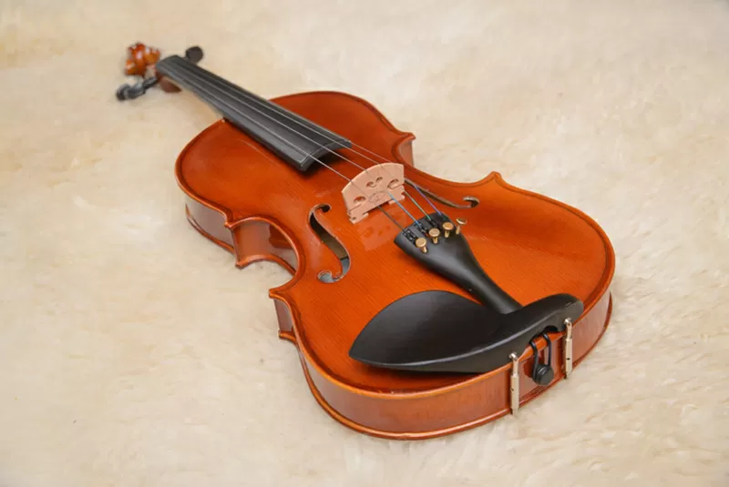 Продается скрипка из натурального дерева со смычком и футляром